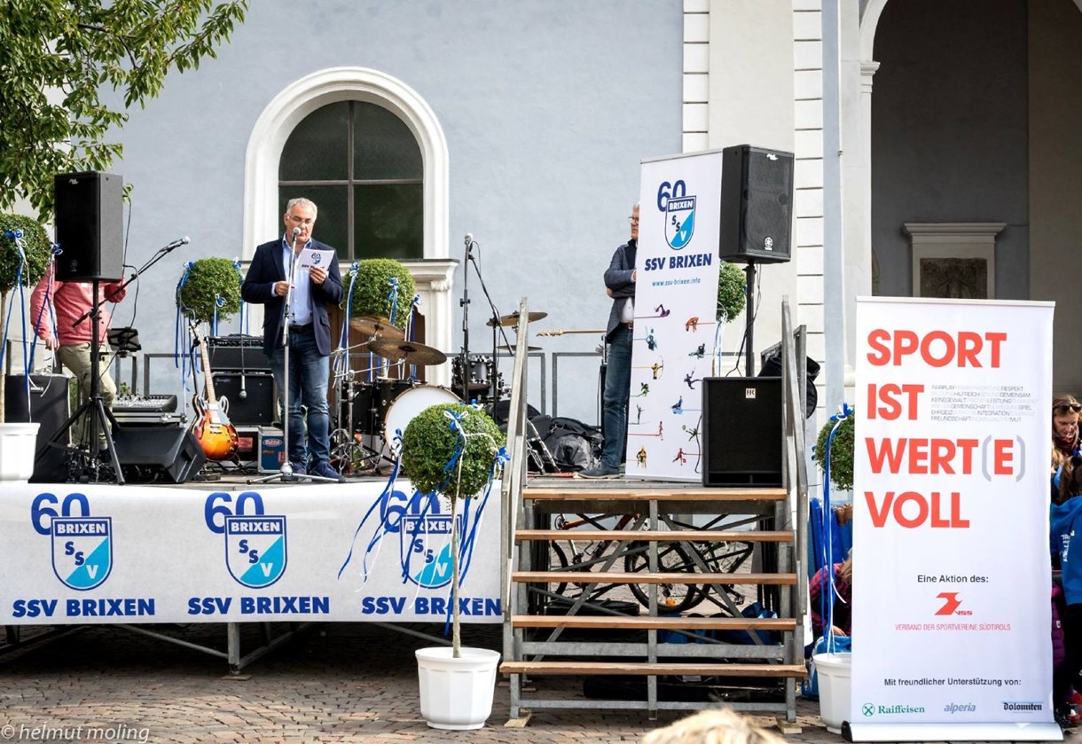 L‘SSV Brixen ha festeggiato nel 2016 il suo 60. compleanno sulla Piazza Duomo di Bressanone. Nella foto l' Ex-Presidente Stefan Leitner.