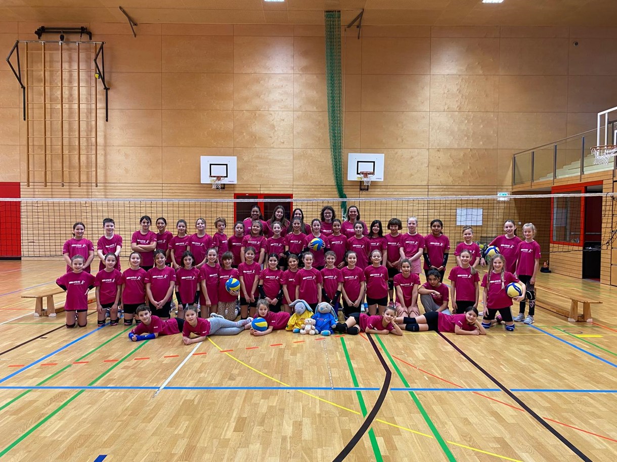 Minivolley - Mit den Trainern: Oliva Nicole, Fasoli Elisa, Mellarini Sofia, Holzknecht Melanie und Sonja Fidanzi