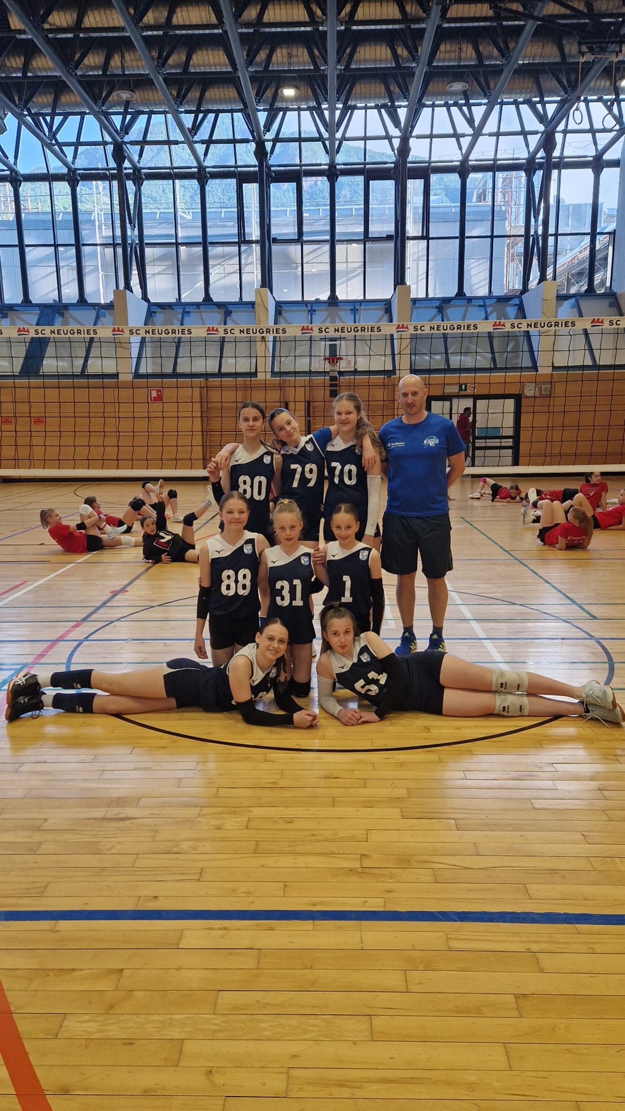 Von Links nach Rechts stehend: Asani Merisa, Bossa Federica, Wagner Sophie, Schmidhammer Thomas (Trainer); kniend von links nach rechts: Fischnaller Victoria, Nocker Valentina, Poliziani Lea; liegend von links nach rechts; Winkler Steffi, Brunner Vanessa 7° Platz bei der Landesmeisterschaften FIPAV