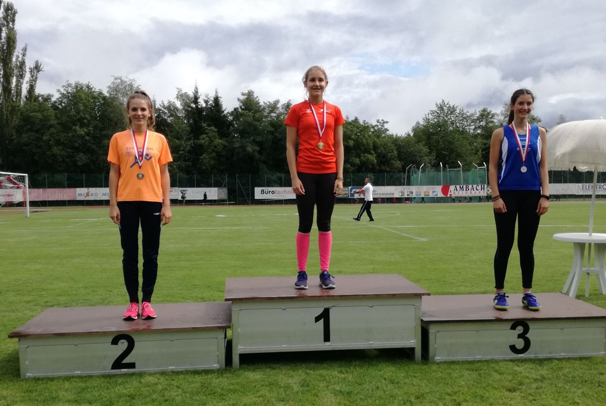 Siegerehrung 80m Hürden - Burger Marie