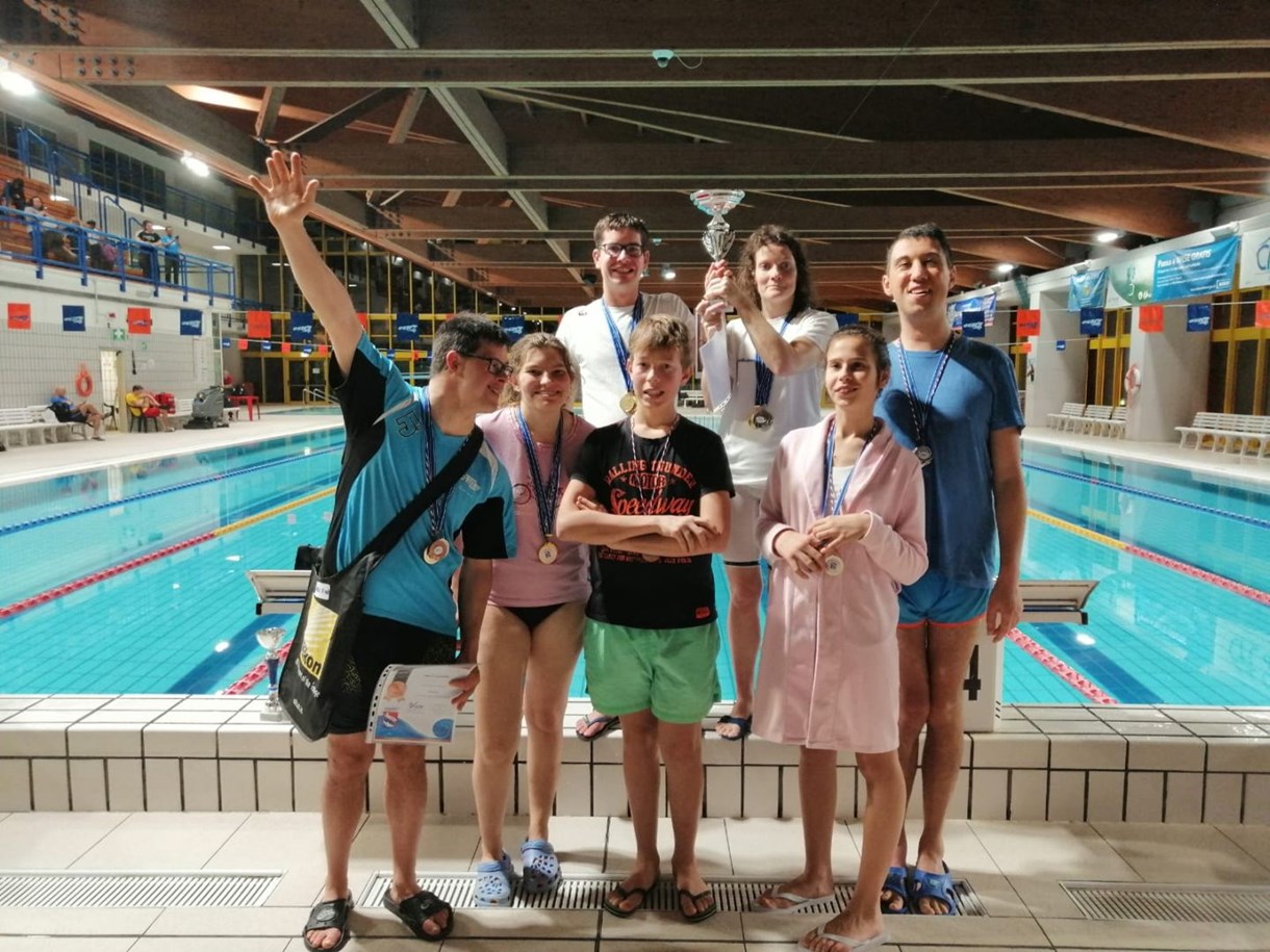 Andi, Valentina, Marco, Hannes, Kathrin, Elenie e Maxi festeggiano il loro successo.