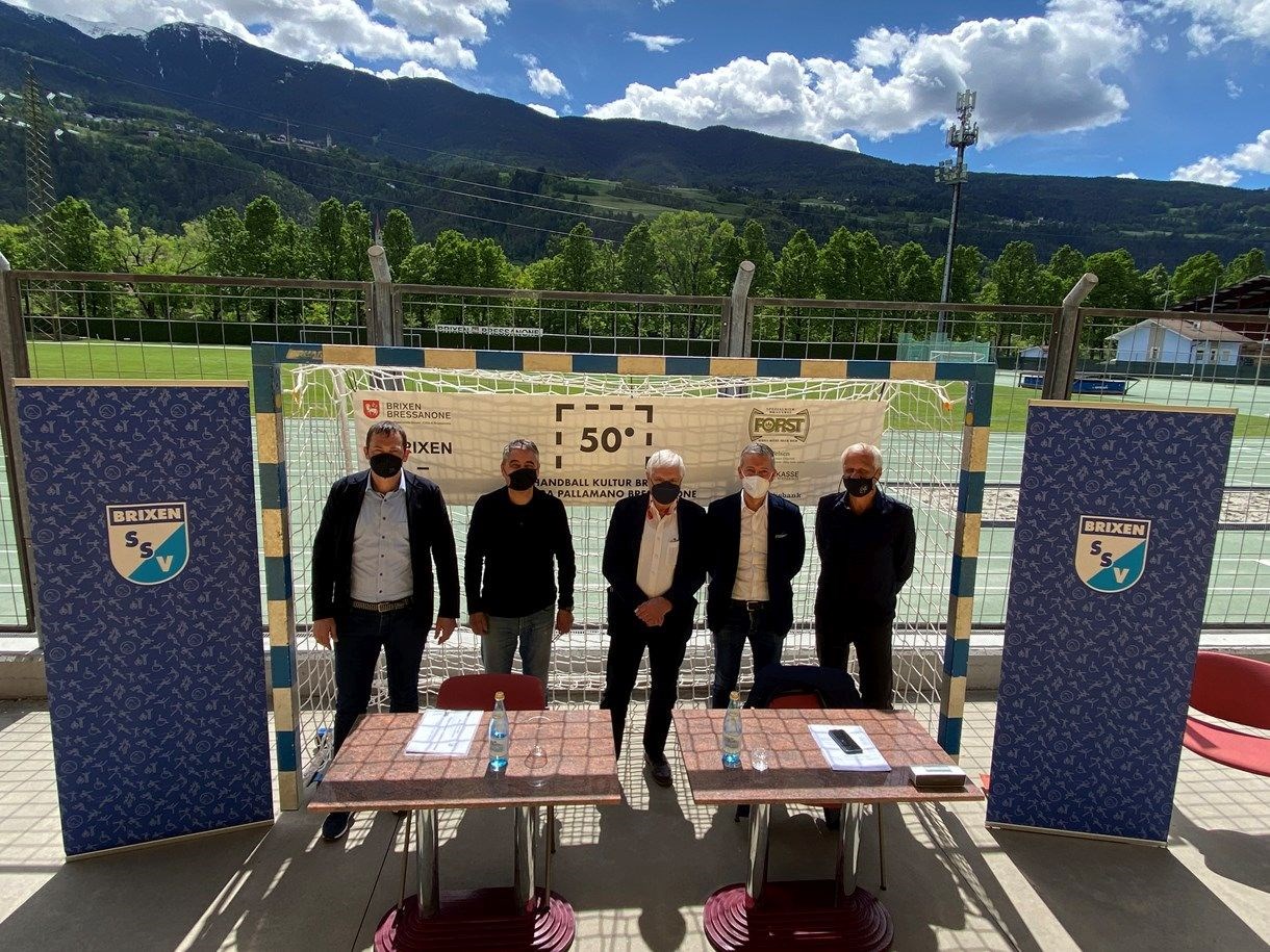 von links: Andreas Jungmann (Sportstadtrat der Gemeinde Brixen), Claudio Zorzi (Vizepräsident des SSV Brixen), Handball-Gründervater Ralf Dejaco, Peter Brunner (Bürgermeister von Brixen) und Zeno Kerschbaumer, Initiator der Handball.Kultur.Brixen