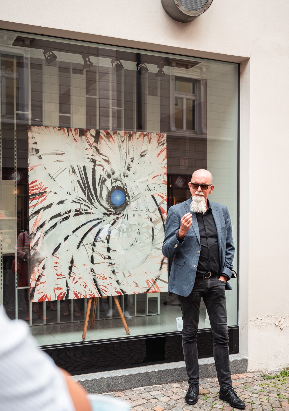 Hartwig Thaler (artista e curatore della mostra) presenta il proprio lavoro, esposto nell'ufficio dell' "Alter Schlachthof" nella Via Torre bianca a Bressanone.