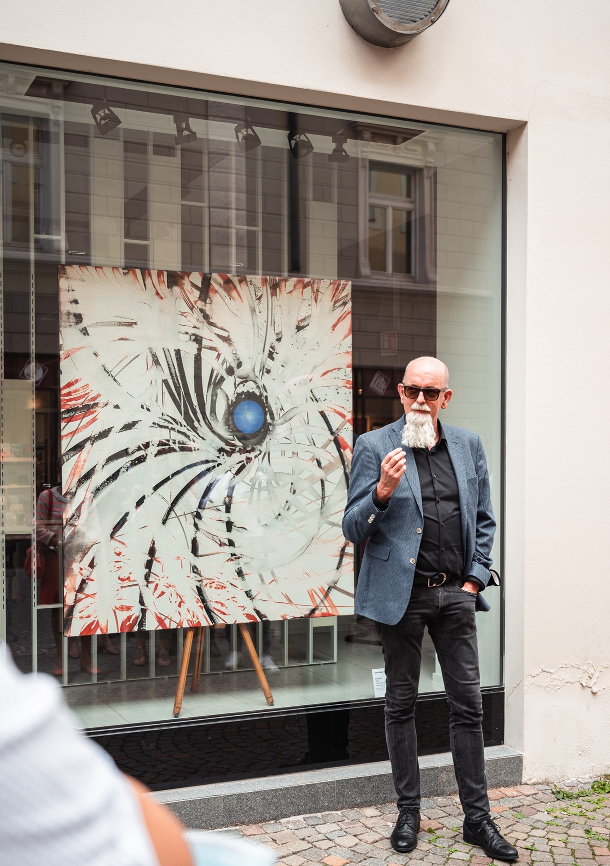 Hartwig Thaler (Künstler und Kurator der Ausstellung) bei der Präsentation seines eigenes Werkes, das im Büro des "Alten Schlachthofs" in der Weißenturmgasse ausgestellt ist.