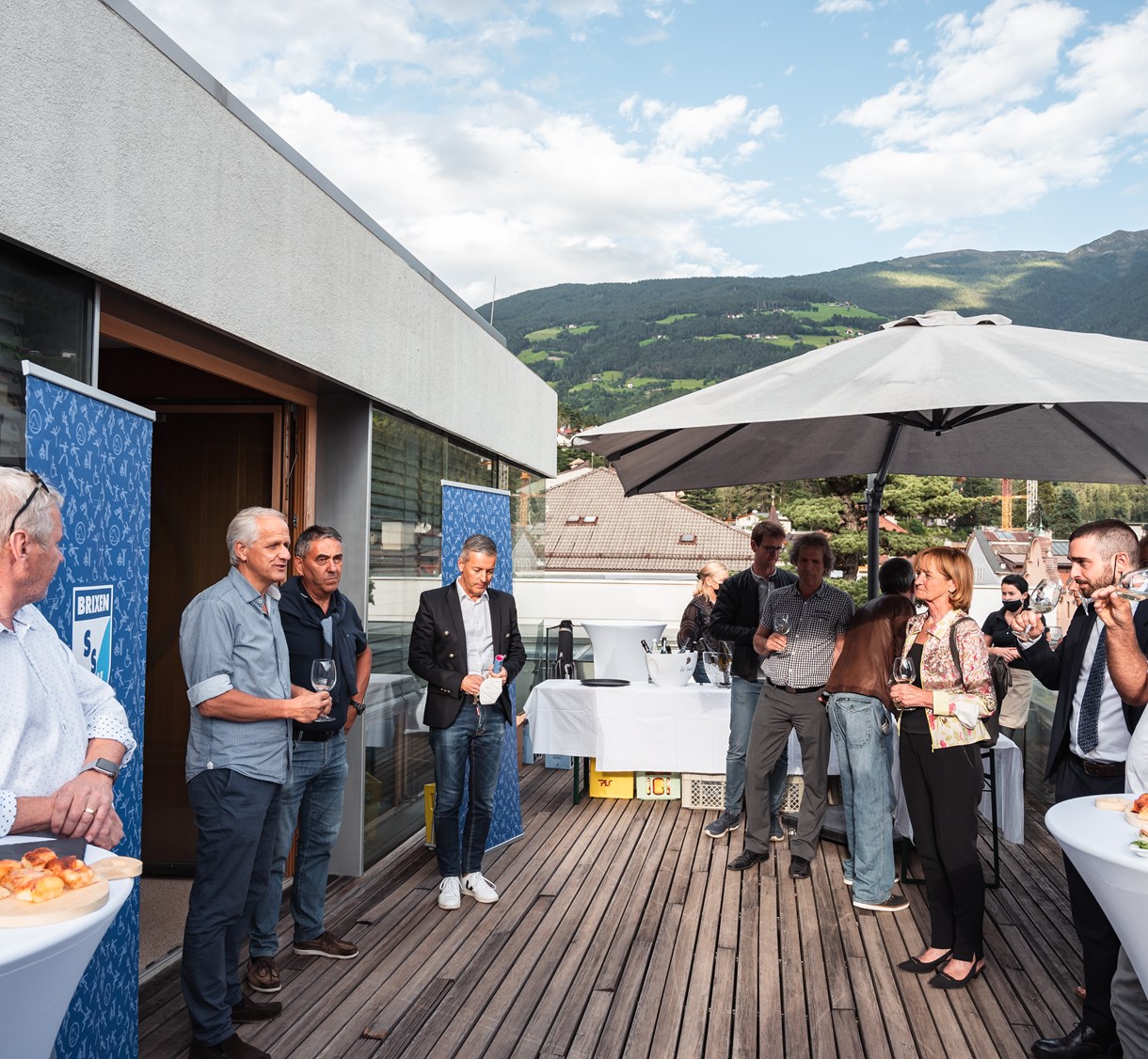 Zeno Kerschbaumer (Initiator der Handball.Kultur.Brixen) mit Claudio Zorzi (Präsident SSV Brixen) und Peter Brunner (Bürgermeister von Brixen) bei der offiziellen Eröffnung der Kunstausstellung auf der Dachterrasse der Raiffeisenkasse Eisacktal.