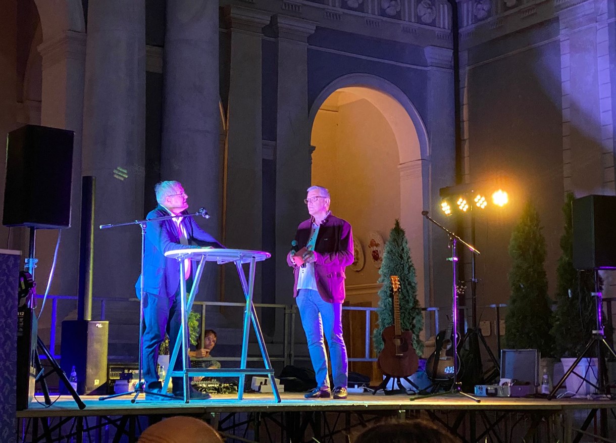 Handball-Gründervater Ralf Dejaco im Gespräch mit Moderator Willy Vontavon.