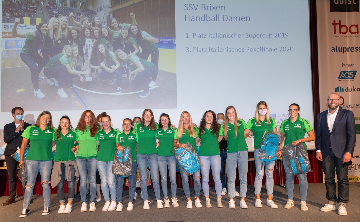 Auch die Brixner Handballerinnen wurden im Forum für ihre erfolgreichen Leistungen im Vorjahr geehrt.