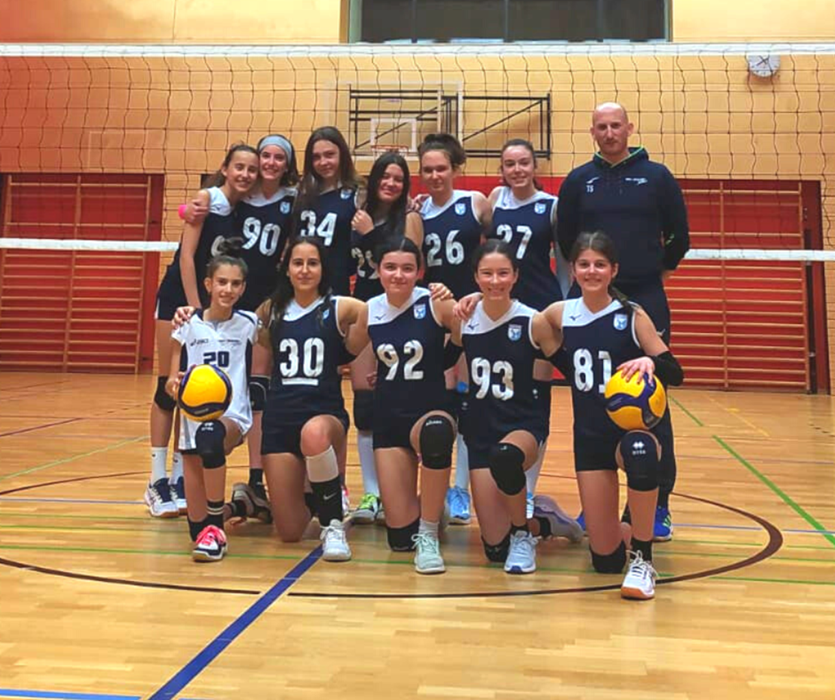 Stehend von links nach rechts: Arianna Fuschini, Lena Kleon, Miriam Profanter, Serena Giorgi, Laura Mazzucchi, Sara Cristanini, Thomas Schiedhammer (Trainer); Kniend von links nach rechts: Selina Filippi, Alina Wieland, Selina Gatterer, Laura Pernthaler, Lea Crepaz