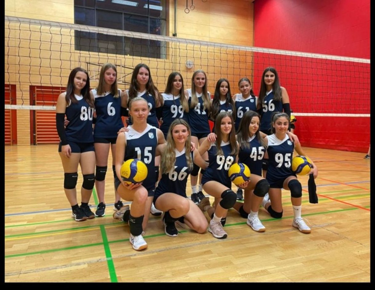 BRIXEN BLUE: Hinten: Lara Thaler  Charlotte Villscheider  Emma Caldi Emma Schraffl  Lena Harder  Vicky Lanz Victoria Prader  Nicol Lombardi  - Vorne: Leonie Bizjak  Lilly Klöcker  Lusi Gjonpapa Enza Cascio  Aurora Cicala